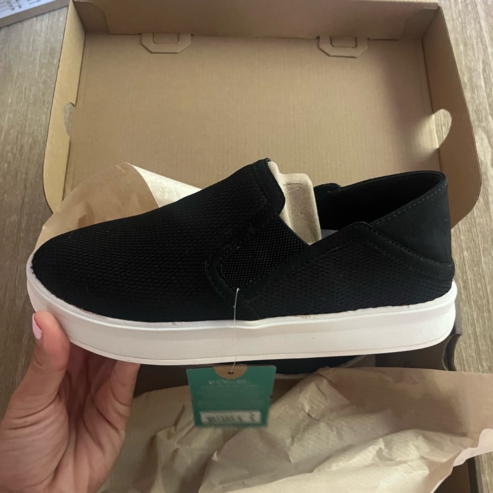 New in box! Olukai Women's Ki'Ihele Black Sneakers